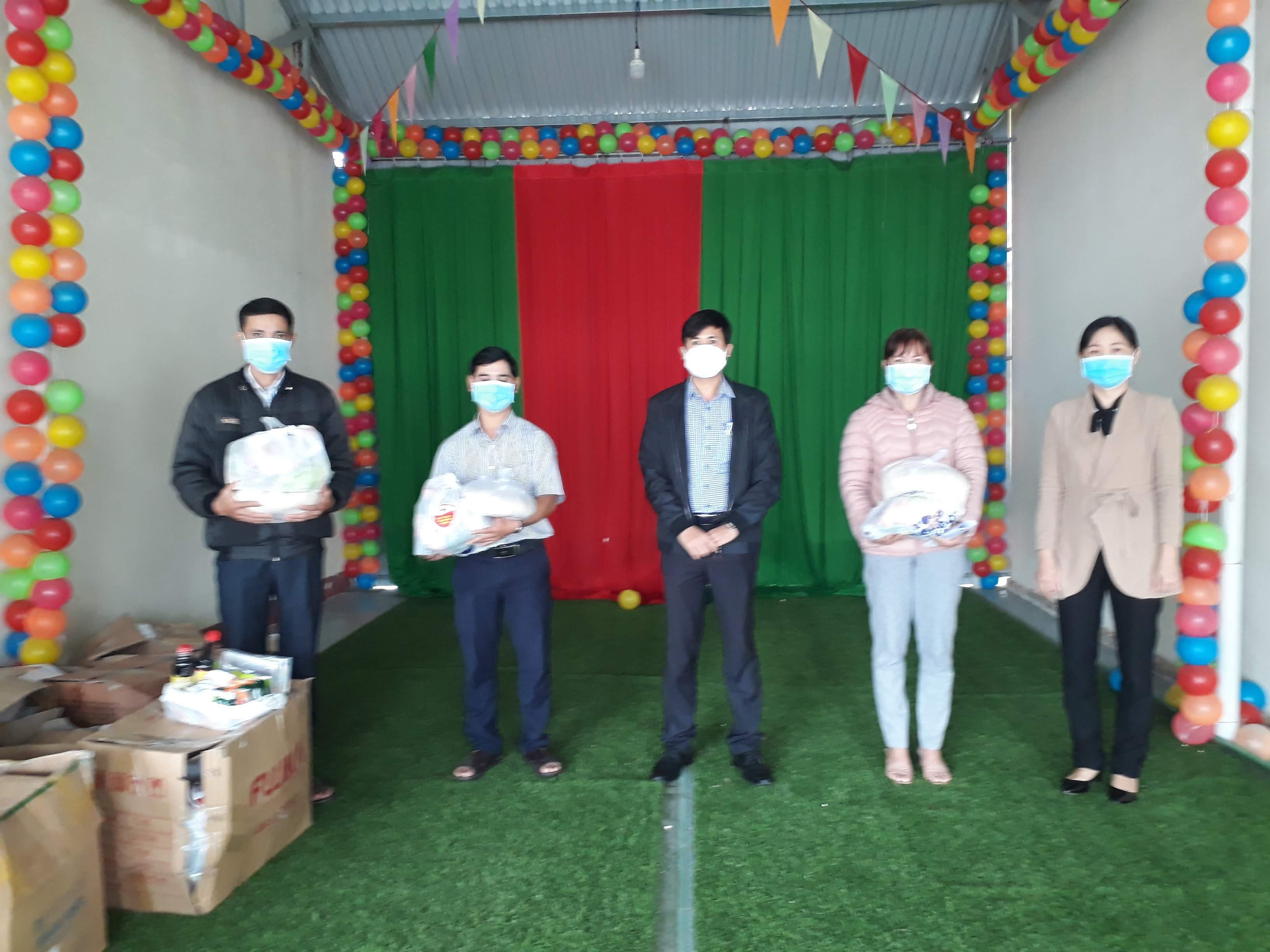 Huyện M’Drắk tặng quà cho người dân và các khu cách ly tập trung