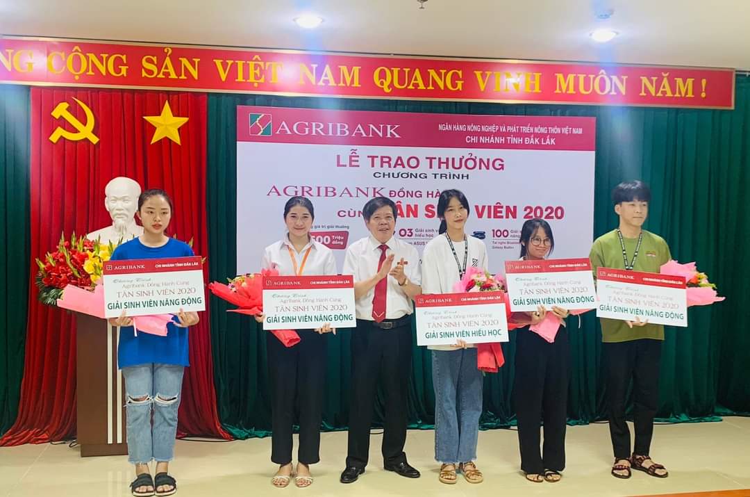 Đắk Lắk có 12 khách hàng trúng thưởng trong chương trình “Agribank đồng hành cùng tân sinh viên năm 2021”