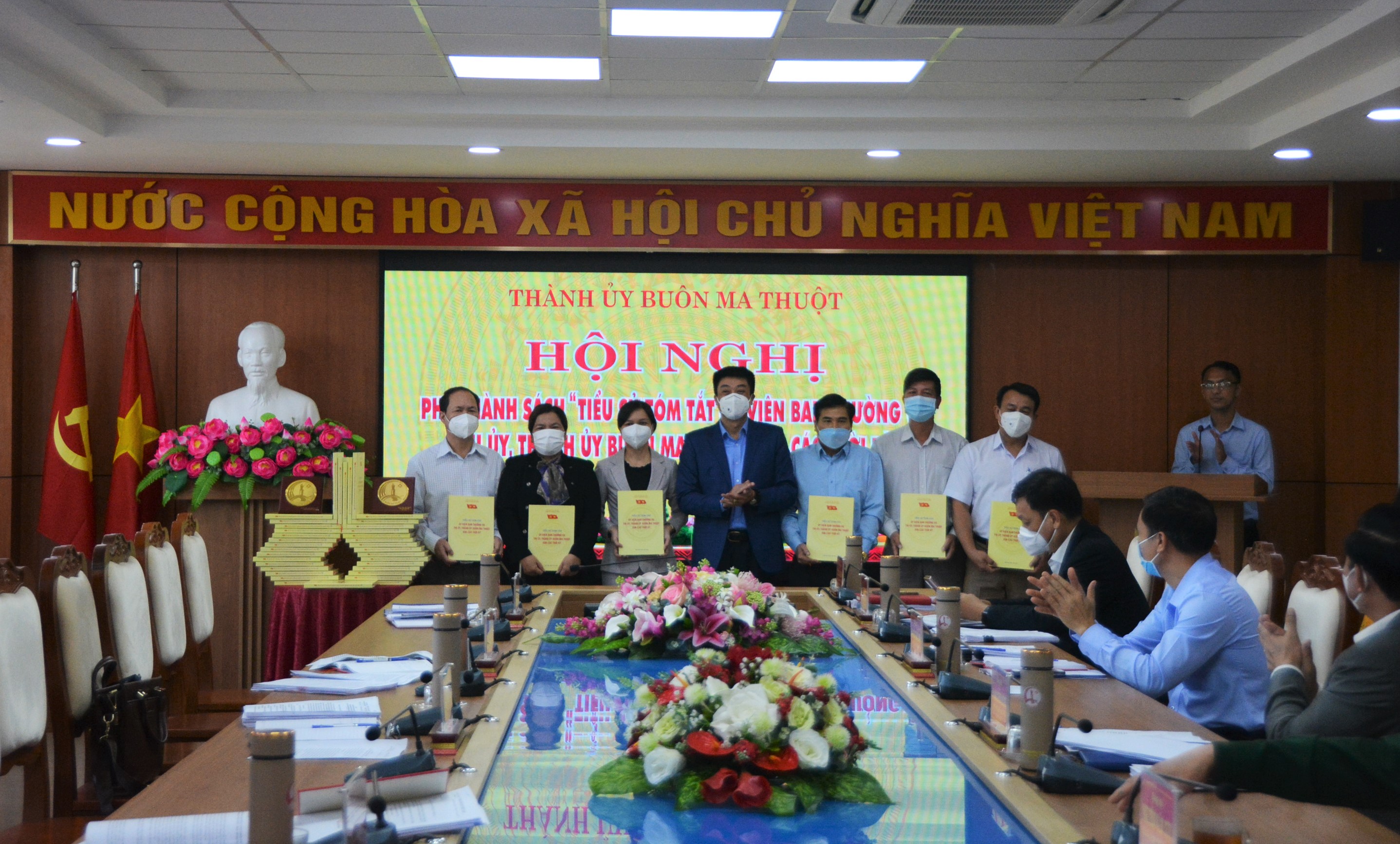 Công bố cuốn sách “Tiểu sử tóm tắt ủy viên Ban Thường vụ Thị ủy, Thành ủy Buôn Ma Thuột qua các thời kỳ”