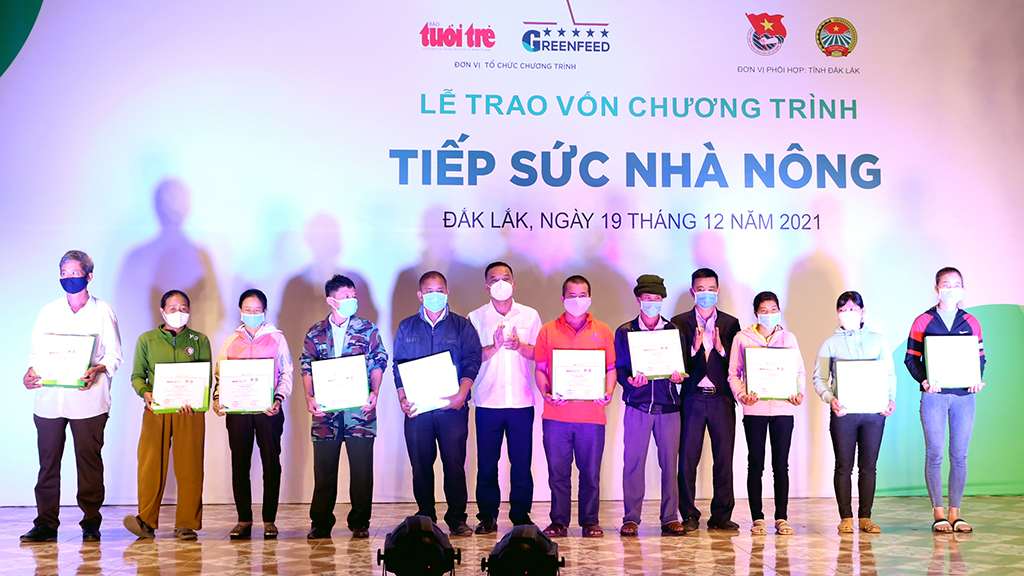 Trao vỗn hỗ trợ 40 hộ nông dân có hoàn cảnh khó khăn, có con em vượt khó - học giỏi