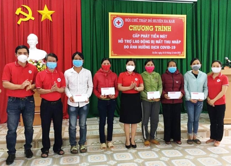 Trao kinh phí hỗ trợ 300 lao động ngoại tỉnh bị mất việc từ vùng dịch trở về địa phương