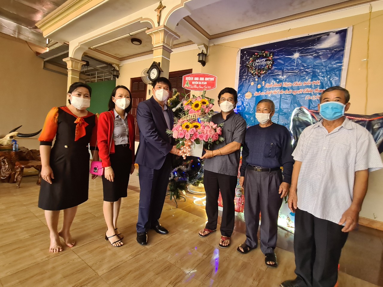 UBND huyện Ea H’leo thăm, chúc mừng Giáng sinh các cơ sở tôn giáo