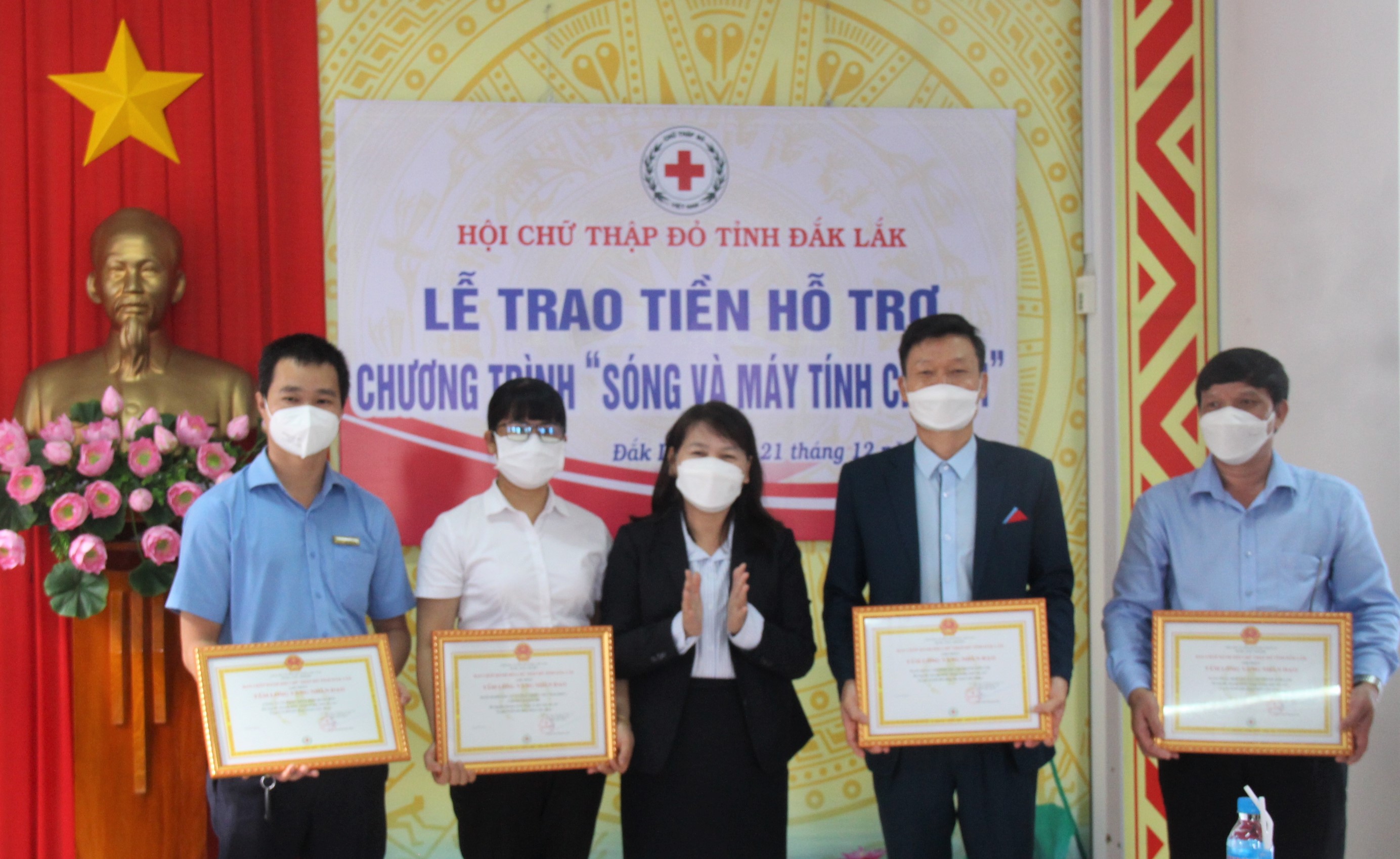 Hội Chữ thập đỏ tỉnh Đắk Lắk trao hỗ trợ Chương trình “Sóng và máy tính cho em”