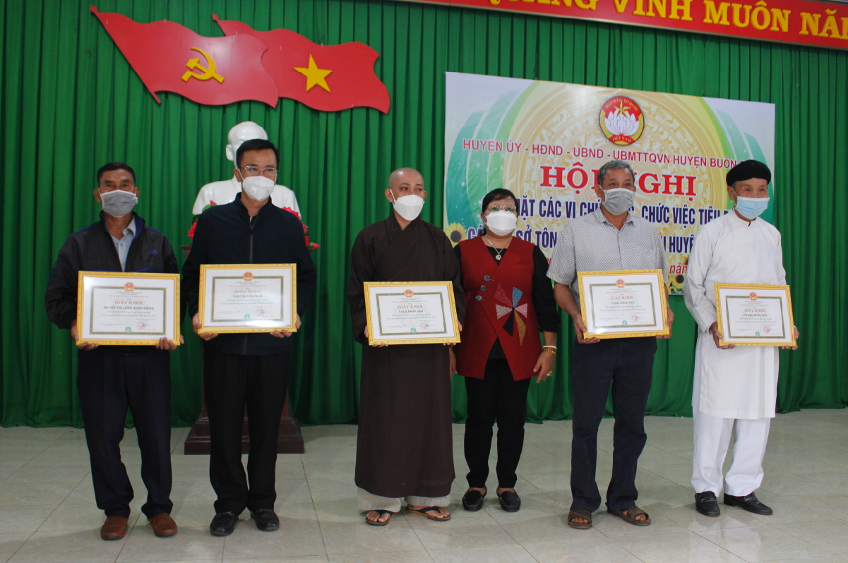 Huyện Buôn Đôn gặp mặt các chức sắc, chức việc tôn giáo tiêu biểu