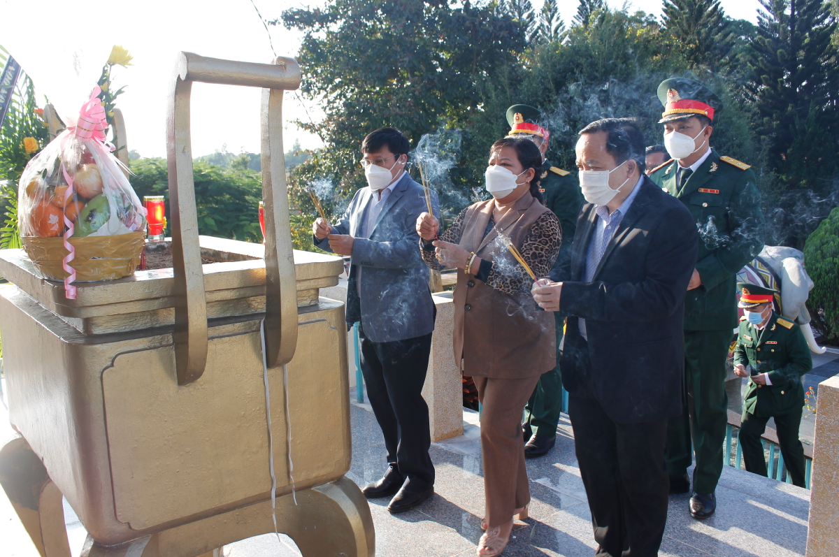 Lãnh đạo huyện Buôn Đôn viếng nghĩa trang liệt sĩ nhân kỷ niệm 77 năm Ngày thành lập Quân đội Nhân dân Việt Nam