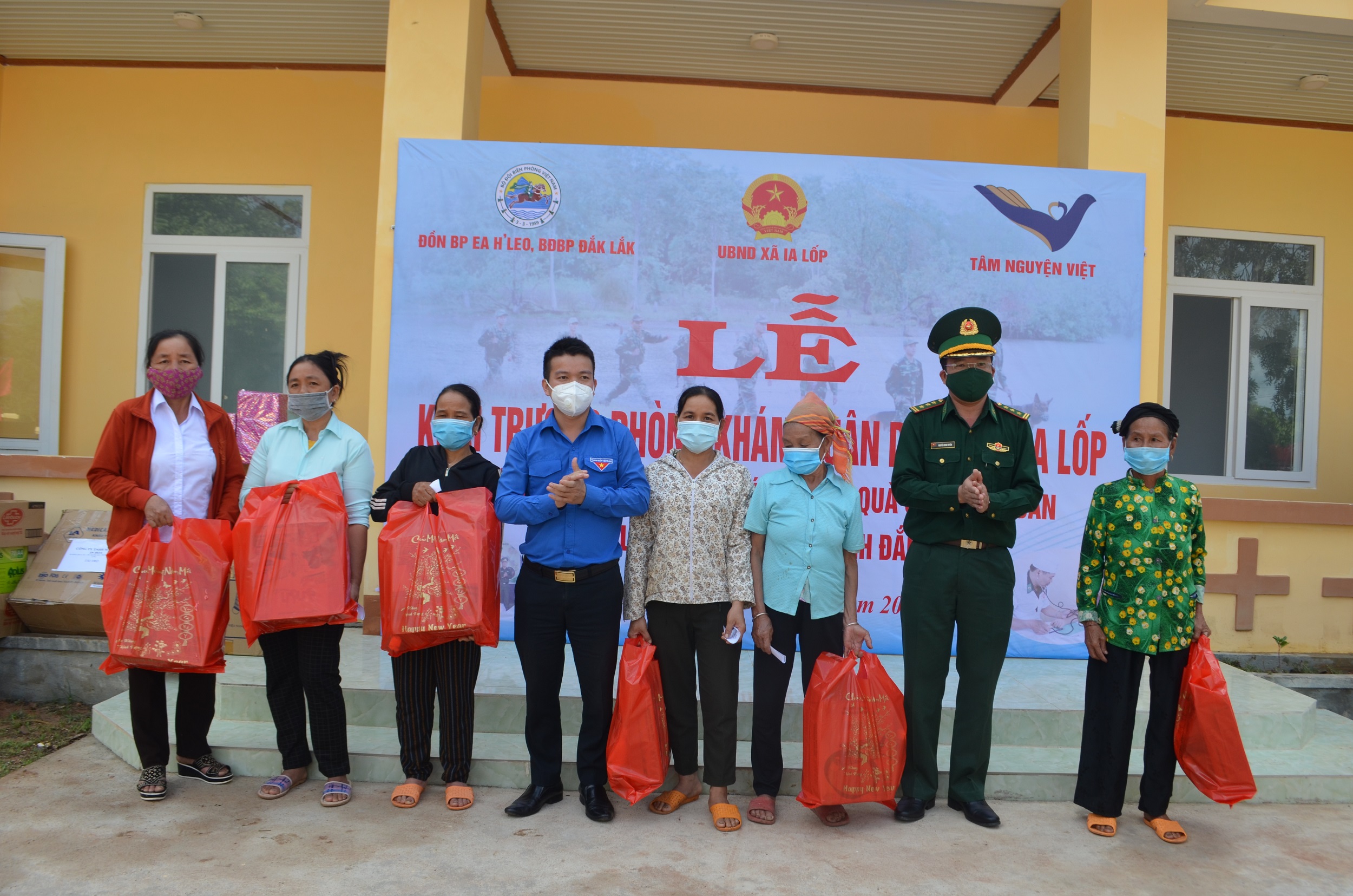 Khai trương Phòng khám Quân - dân y tại xã biên giới Ia Lốp