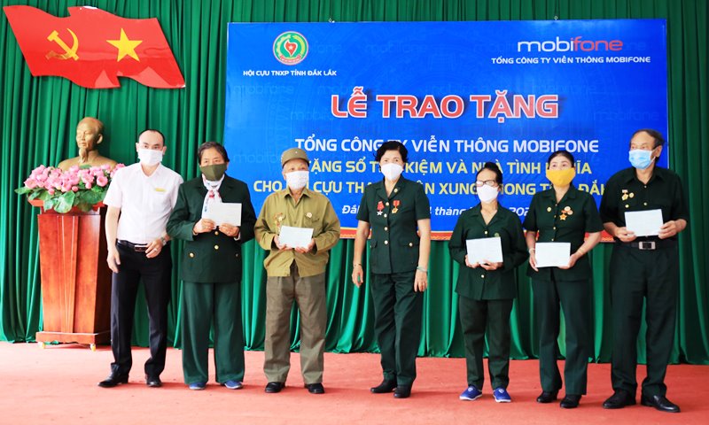 MobiFone trao tặng sổ tiết kiệm và kinh phí xây nhà tình nghĩa cho các cựu thanh niên xung phong