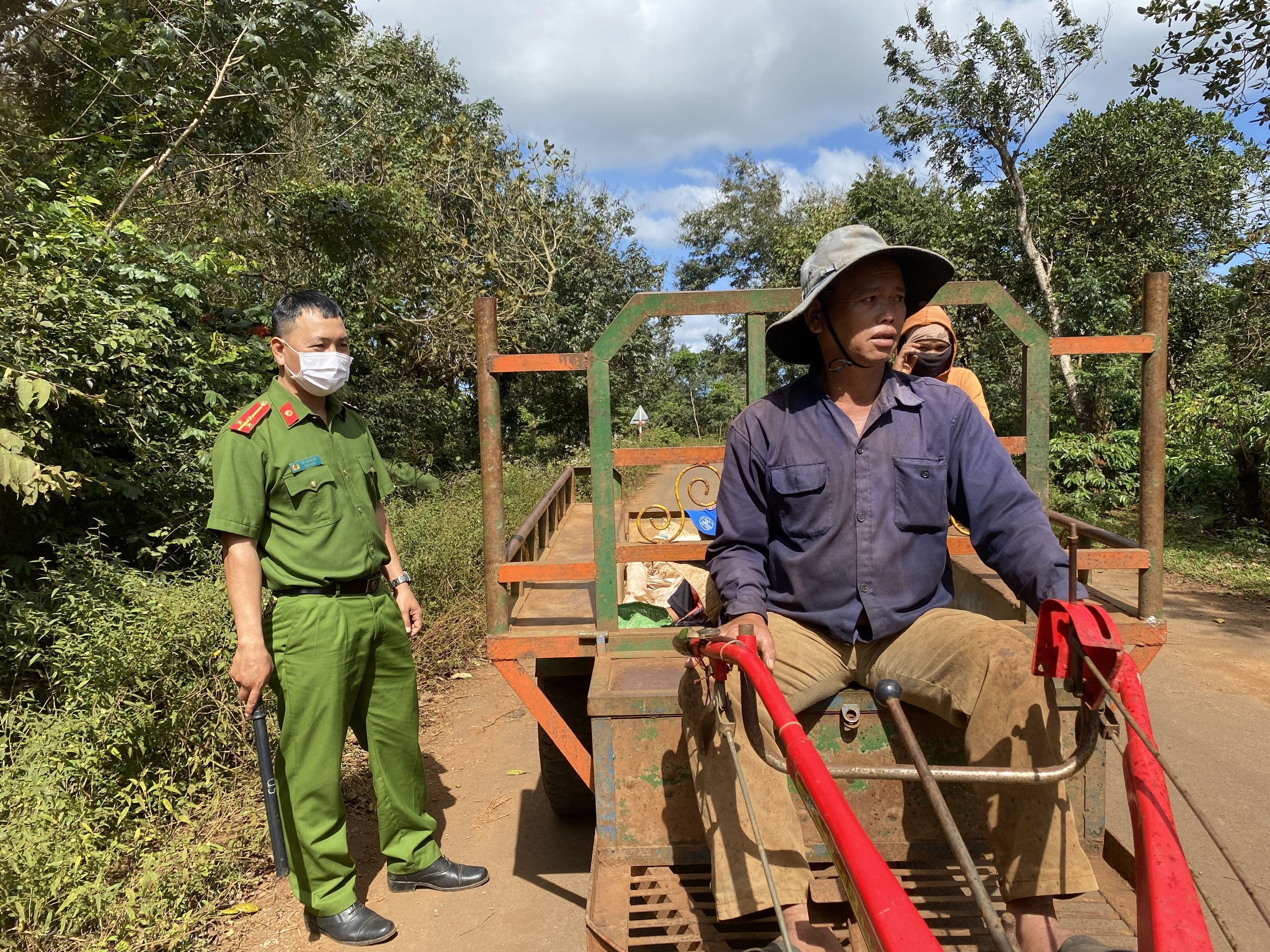 Dựng chòi lưu động canh giữ cà phê cho nông dân