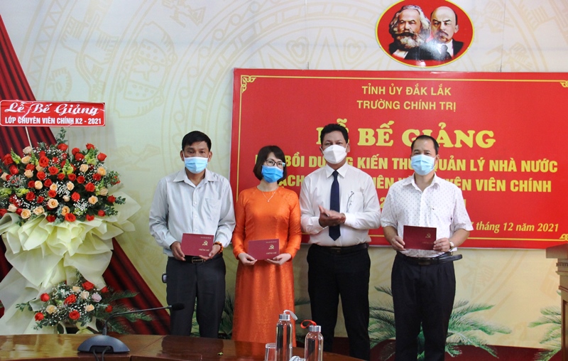 Bế giảng lớp bồi dưỡng kiến thức quản lý nhà nước ngạch chuyên viên và chuyên viên chính