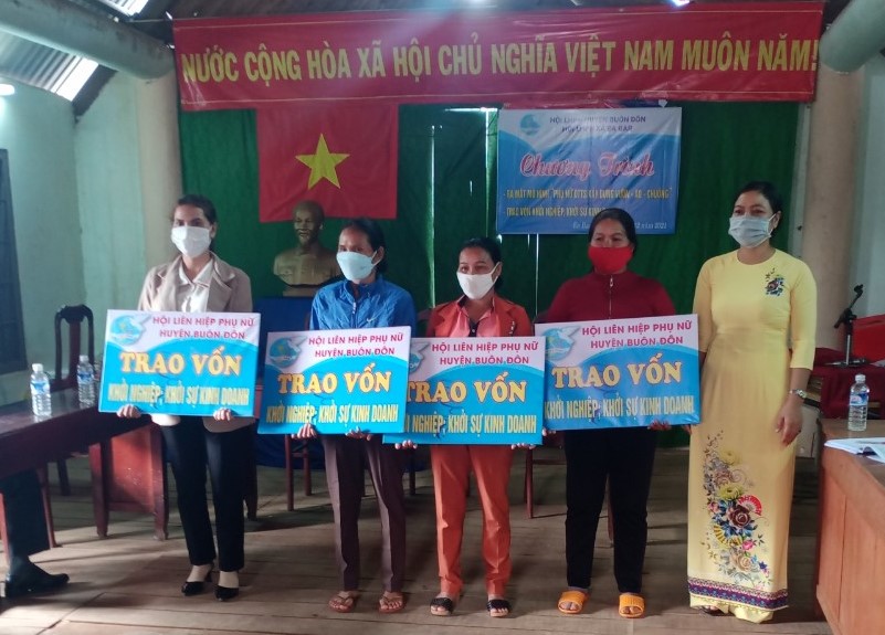 Hội Liên hiệp Phụ nữ huyện Buôn Đôn trao vốn khởi nghiệp cho hội viên phụ nữ