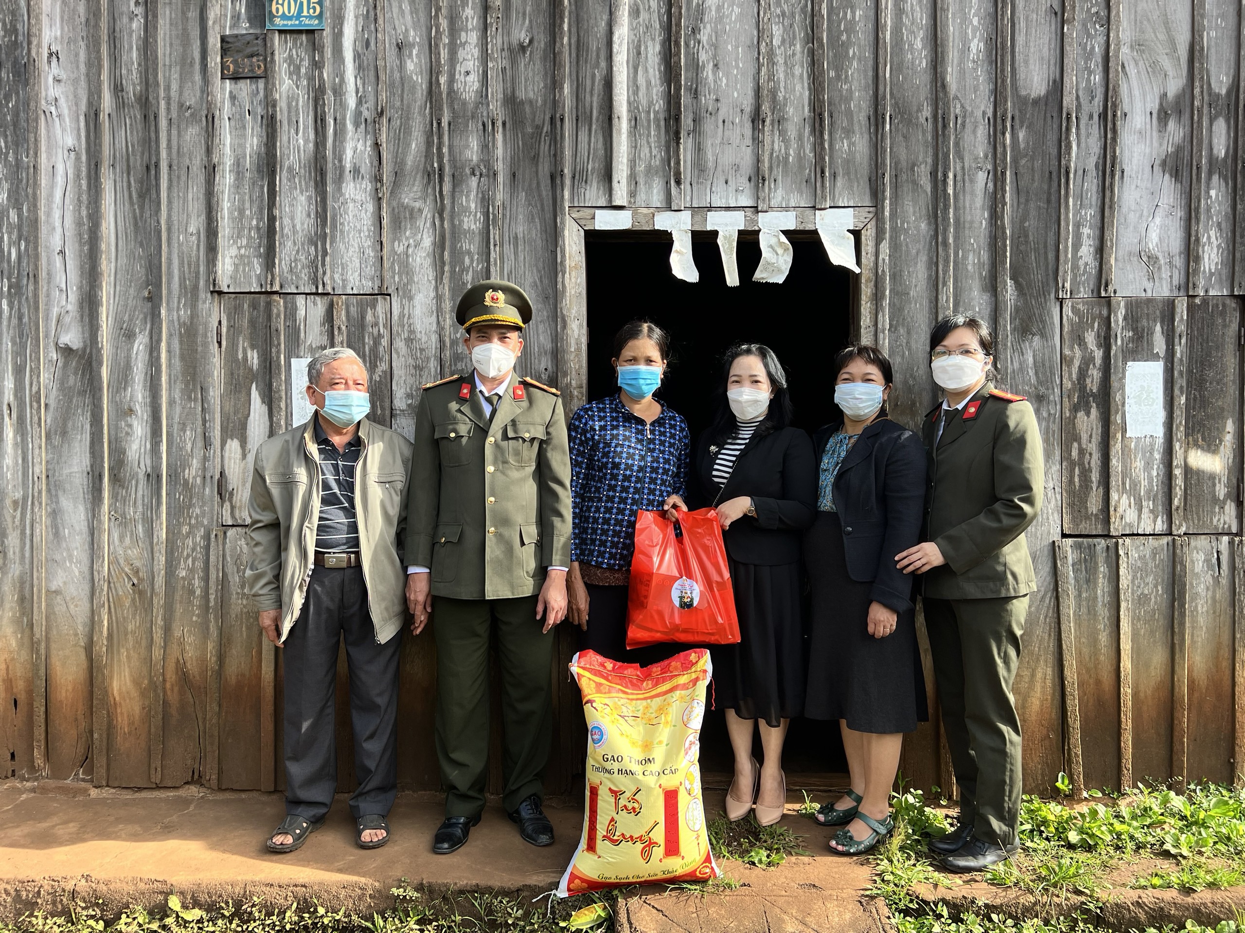 Lực lượng An ninh đối ngoại Công an tỉnh thăm, tặng quà cho các hộ người Hoa có hoàn cảnh khó khăn trên địa bàn