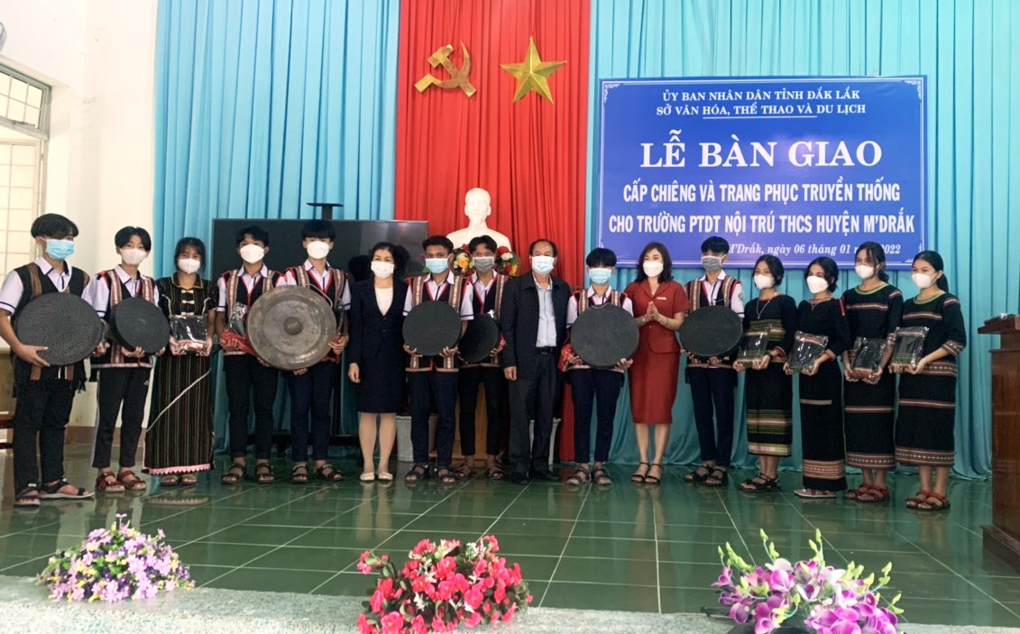 Bàn giao chiêng và trang phục truyền thống cho Trường Phổ thông dân tộc nội trú - THCS huyện M'Drắk
