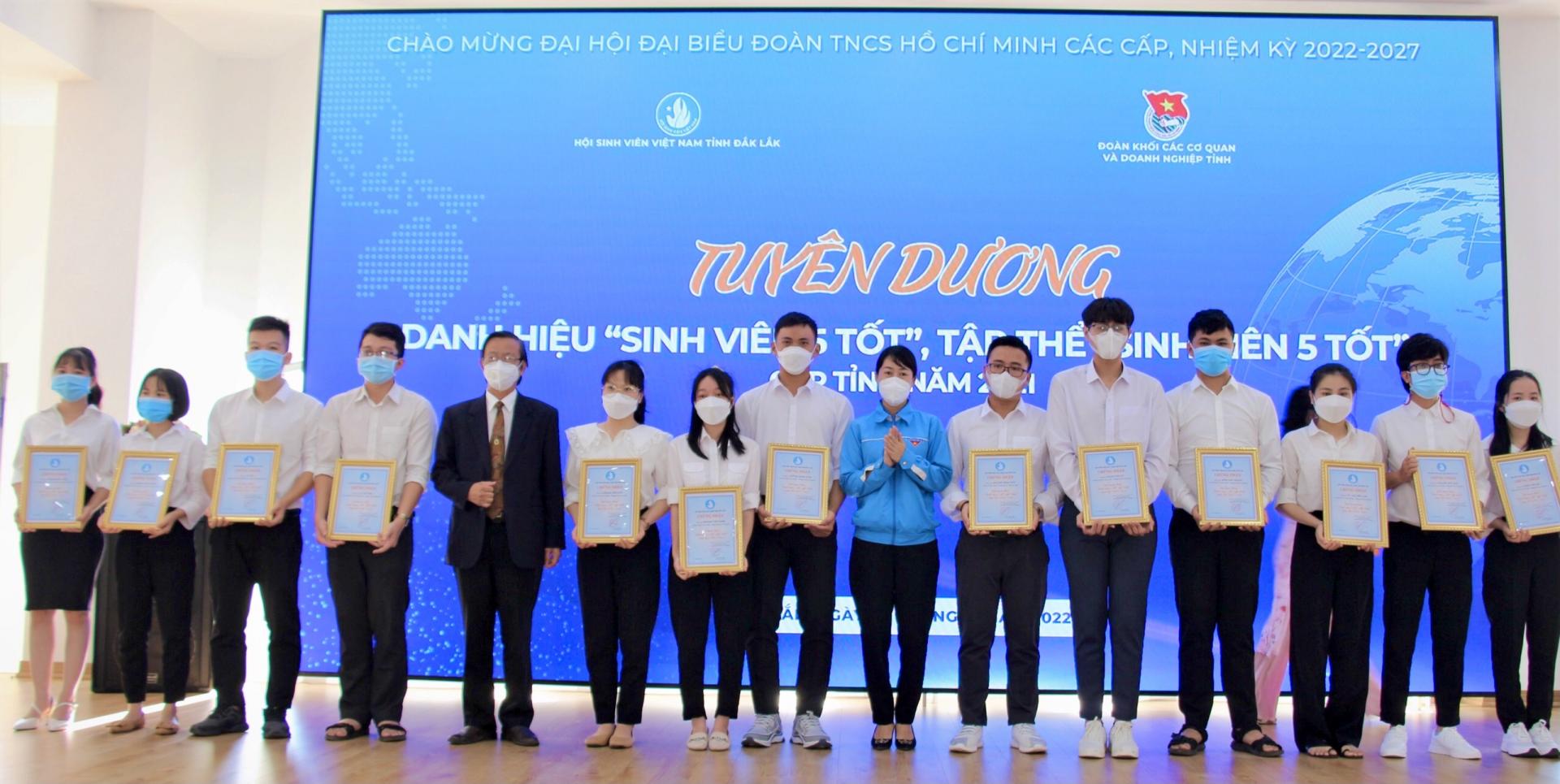 Tuyên dương học sinh, sinh viên tiêu biểu năm học 2020 – 2021