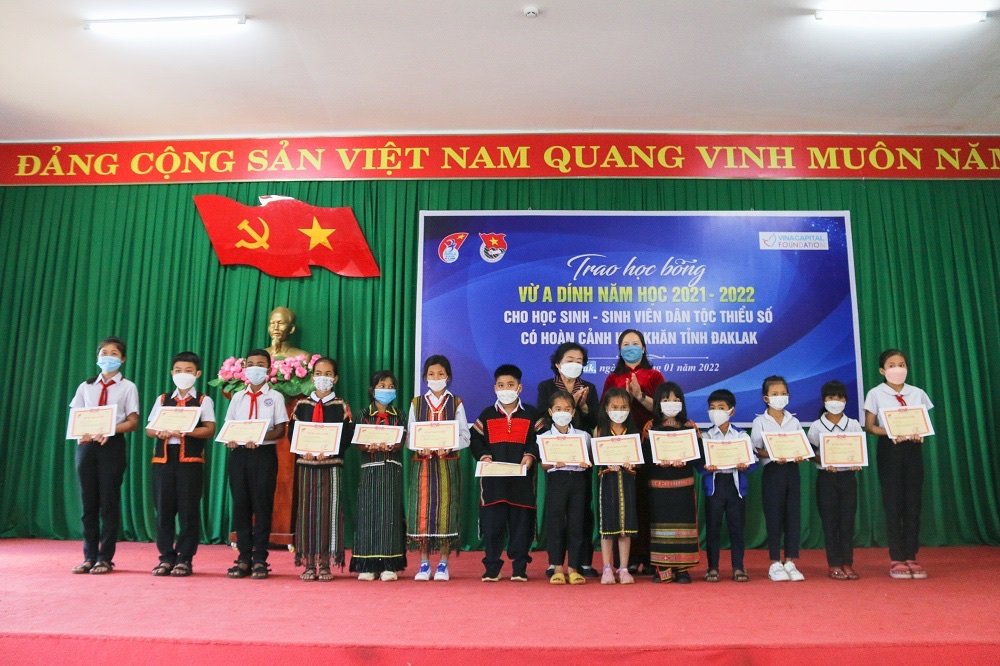 Trao 120 suất học bổng Vừ A Dính