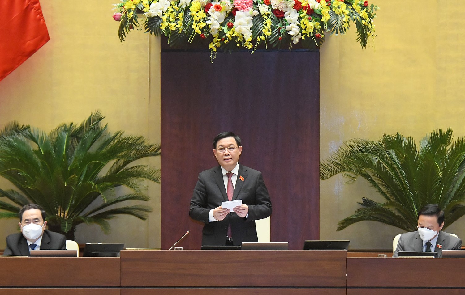 The National Assembly conducts question-and-answer activities on the issues of education and training and the issues of planning and investment