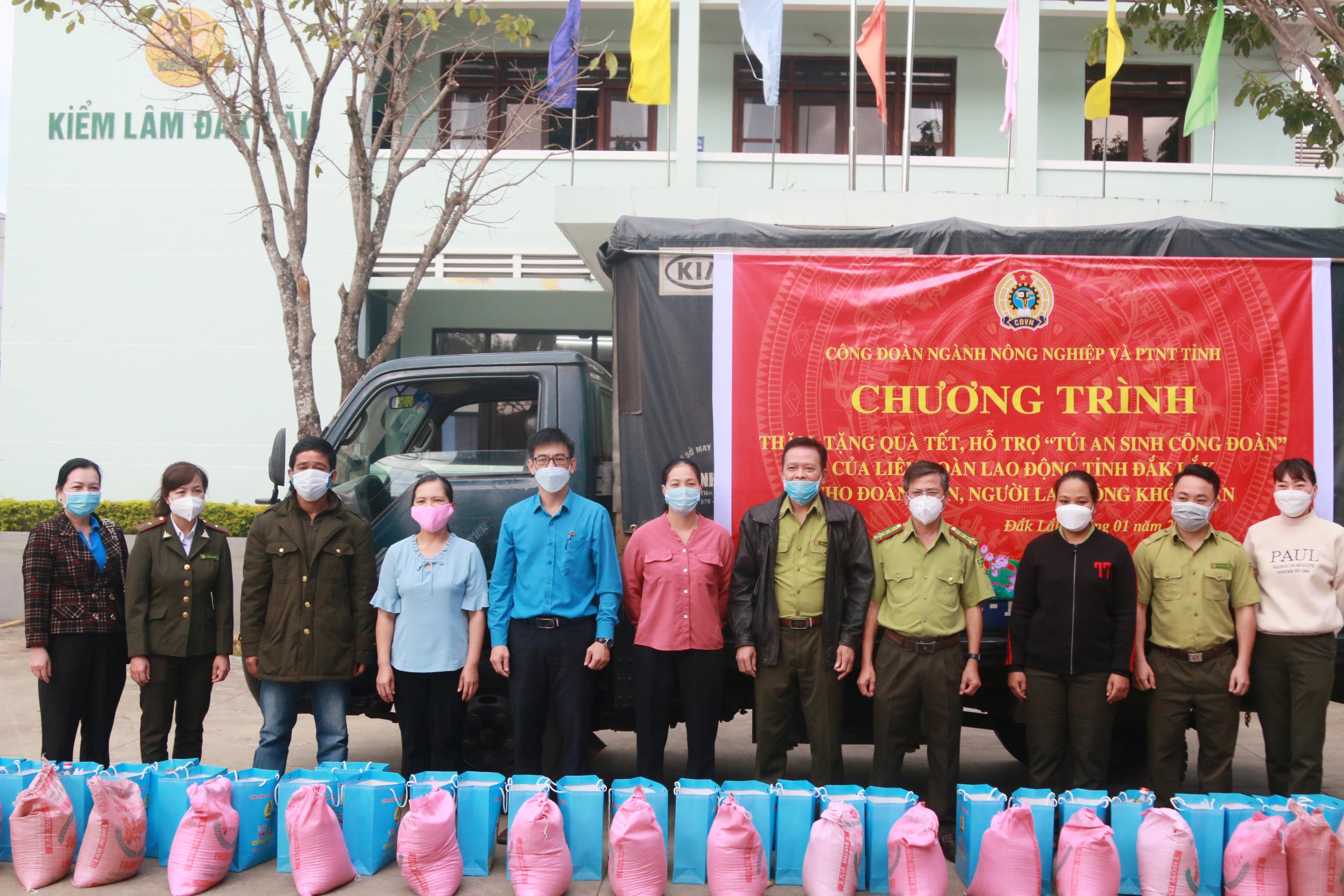 Công đoàn ngành nông nghiệp tặng hàng trăm suất quà Tết cho người lao động