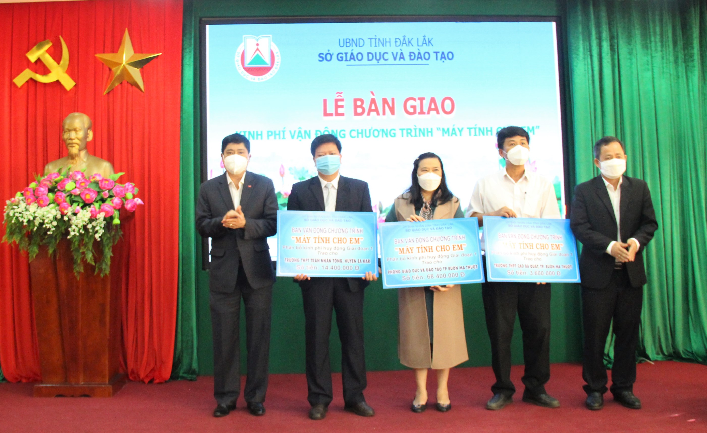 Bàn giao kinh phí vận động Chương trình “Sóng và máy tính cho em”
