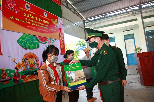 Chương trình “Xuân biên phòng - ấm lòng dân bản” tại xã biên giới Ia R’vê