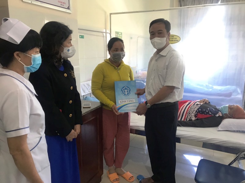 BHXH tỉnh hỗ trợ 107 phần quà cho bệnh nhân có hoàn cảnh khó khăn