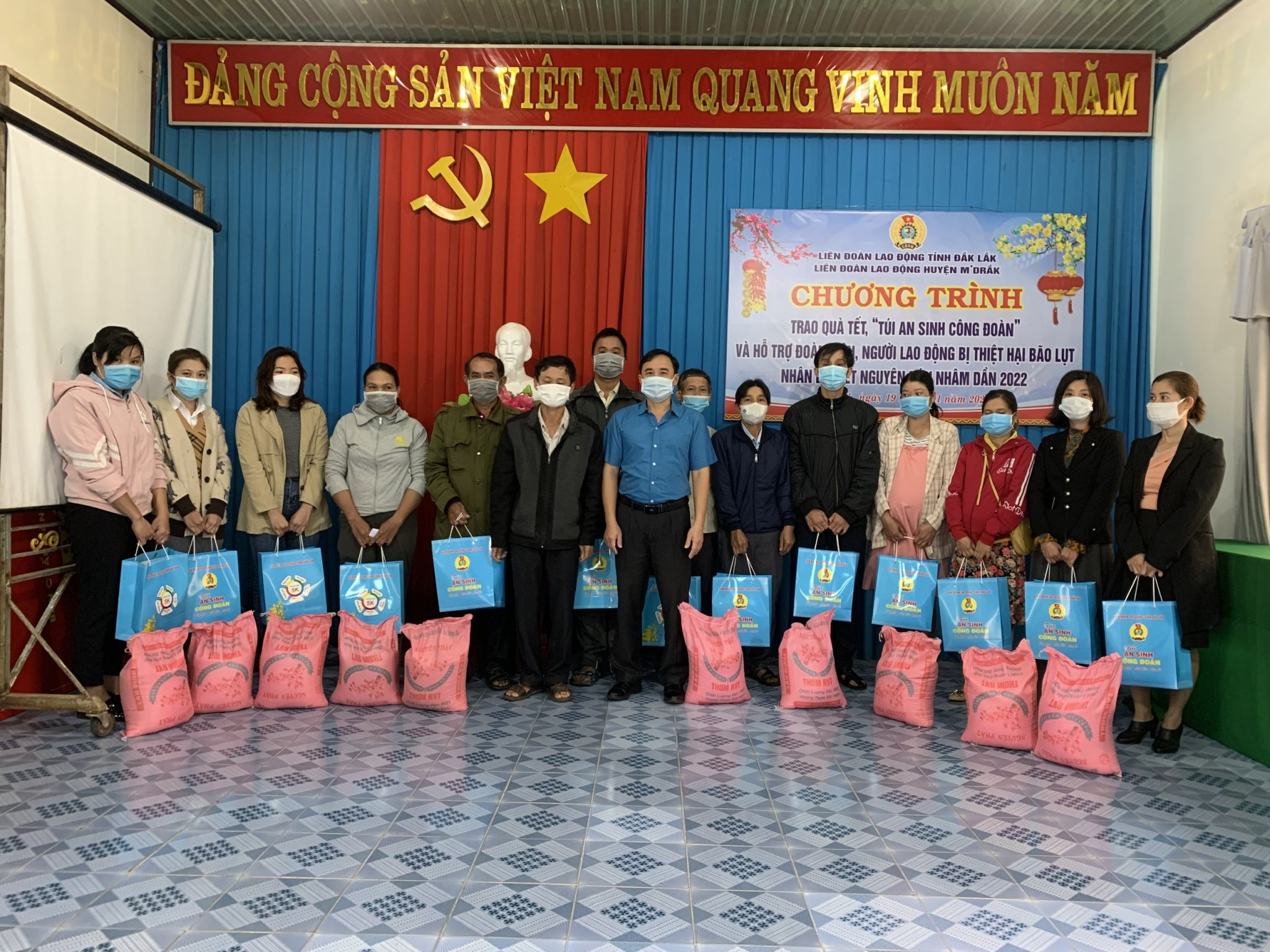 Liên đoàn lao động huyện M'Drắk hỗ trợ đoàn viên, người lao động nhân dịp Tết Nguyên đán Nhâm Dần 2022