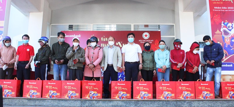 Chương trình “Ấm tình mùa xuân lần thứ 19”- Sacombank :Trao 100 suất quà cho người nghèo đón Tết