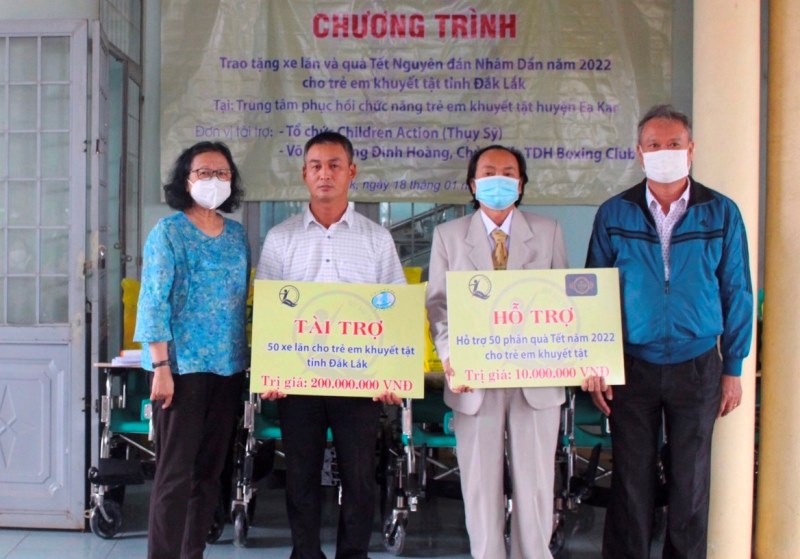 Tặng quà cho trẻ em khuyết tật trên địa bàn tỉnh nhân dịch Tết Nguyên đán Nhâm Dần 2022