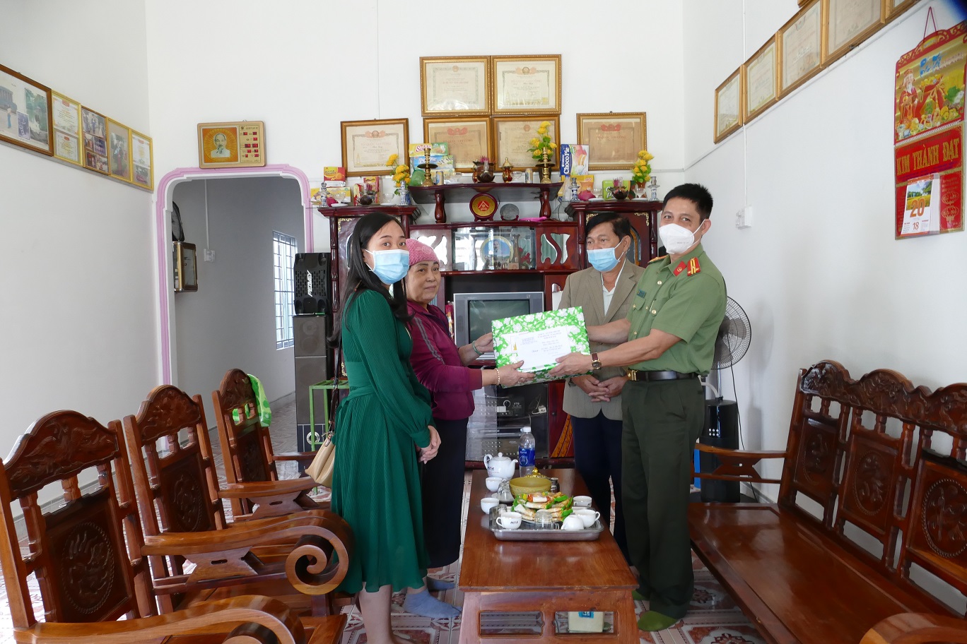 Huyện Buôn Đôn thăm tặng quà các cá nhân, đơn vị trên địa bàn