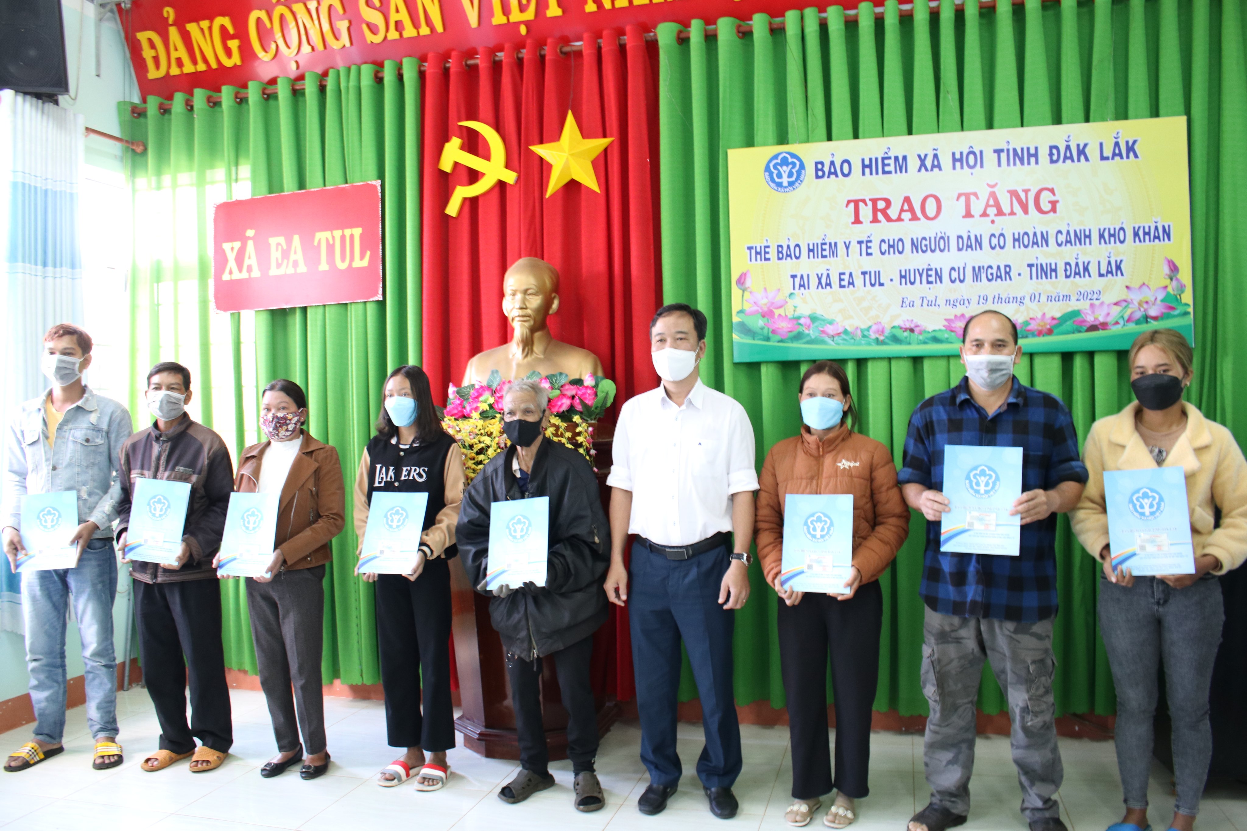 BHXH tỉnh: Tặng 115 thẻ BHYT cho người dân có hoàn cảnh khó khăn