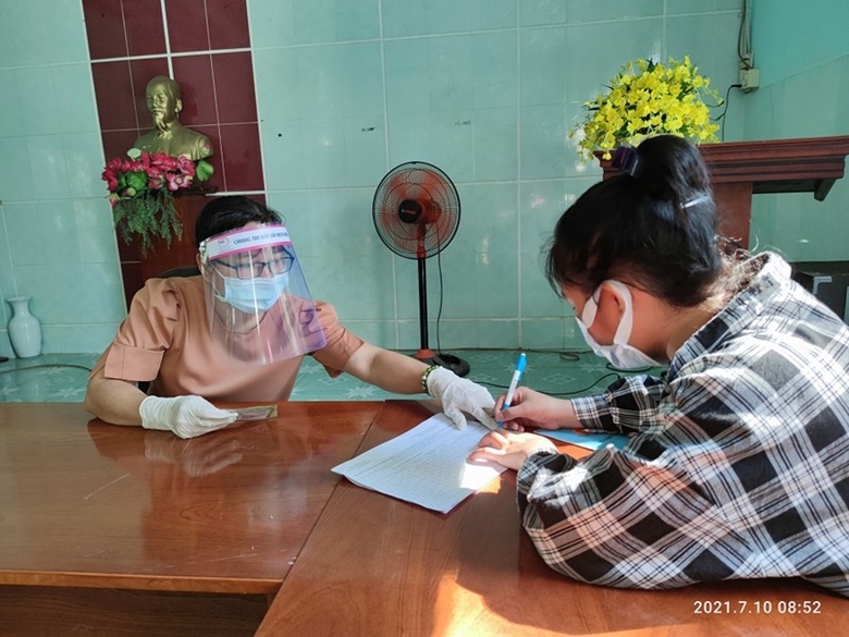 Quyết định về việc phê duyệt danh sách và kinh phí hỗ trợ người lao động tạm hoãn thực hiện hợp đồng lao động, nghỉ việc không hưởng lương gặp khó khăn do đại dịch COVID-19 (đợt 77) trên địa bàn thành phố Buôn Ma Thuột