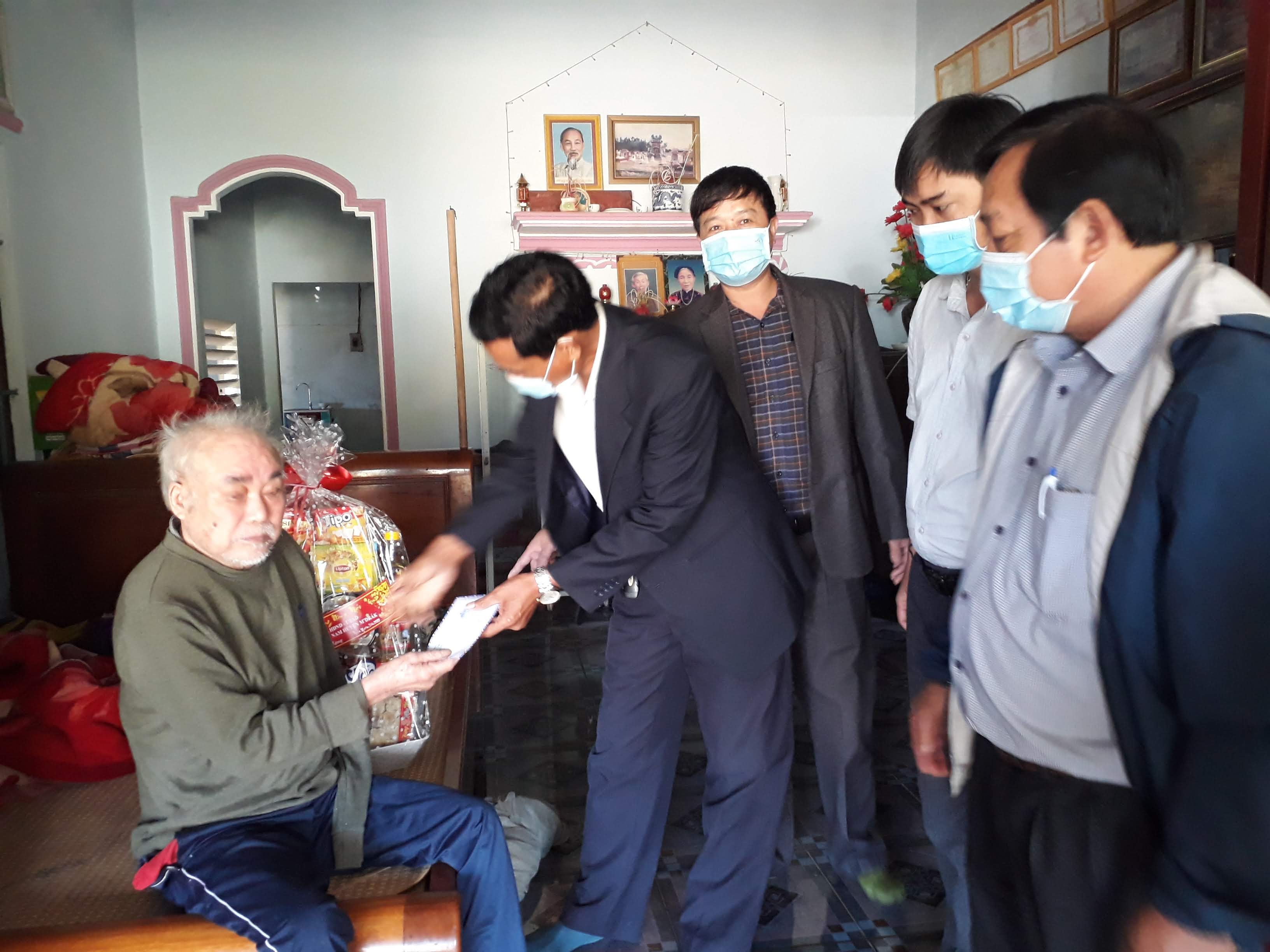 Huyện M’Drắk thăm hỏi, tặng quà nhân dịp Tết Nguyên đán Nhâm Dần 2022