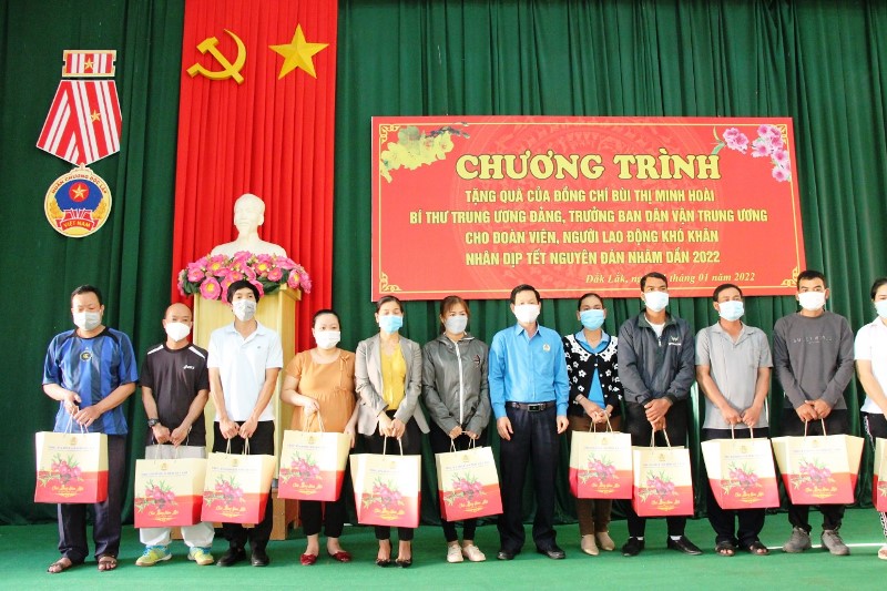 Liên đoàn Lao động tặng 90 suất quà cho người lao động có hoàn cảnh khó khăn đón Tết