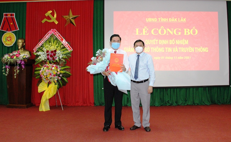 Announcement of Decision on appointing the Director of Department of Information and Communications of Dak Lak Province