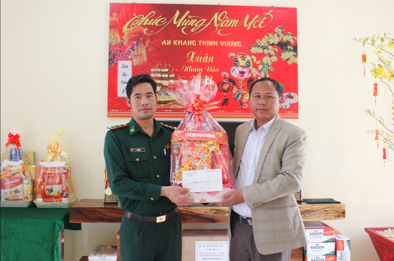 Huyện ủy Buôn Đôn thăm và chúc Tết Tiểu đoàn Huấn luyện cơ động
