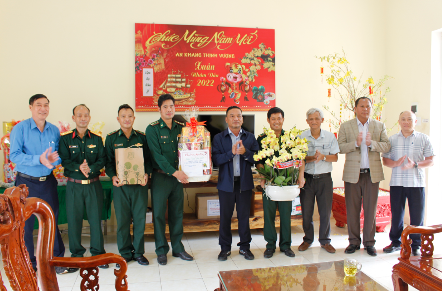 Đoàn công tác của UBND tỉnh chúc Tết các đơn vị quân đội trên địa bàn huyện Buôn Đôn