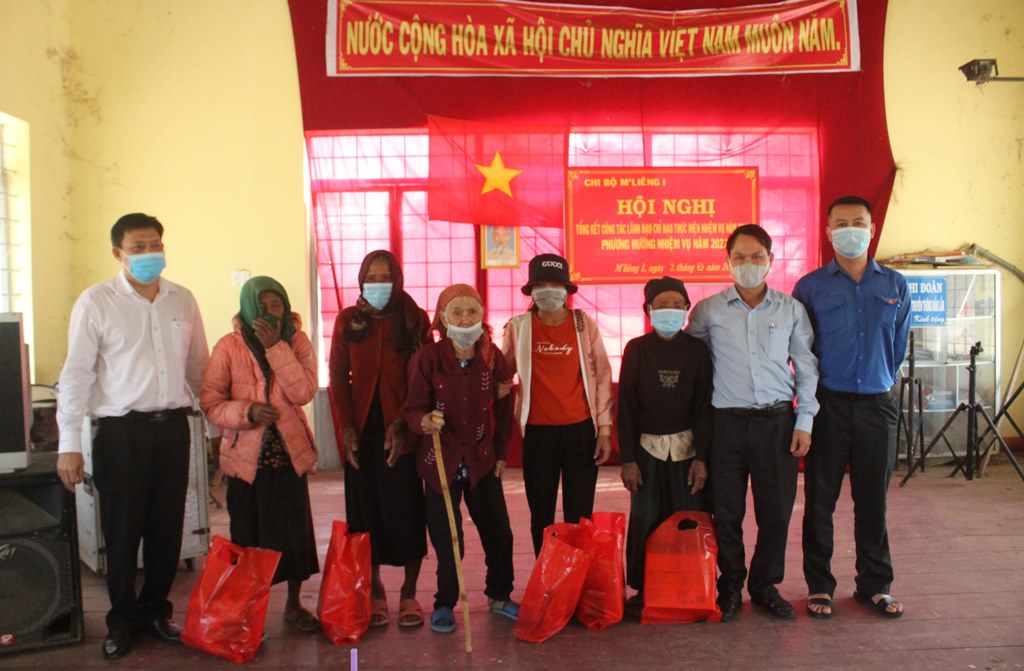 Sở Thông tin và Truyền thông thăm và tặng quà buôn kết nghĩa M’Liêng 1