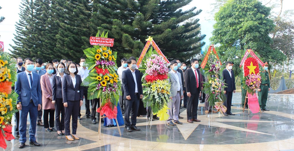 Ngành Thông tin và Truyền thông viếng Đài tưởng niệm các liệt sỹ Giao bưu – Thông tin liên lạc Tây Nguyên