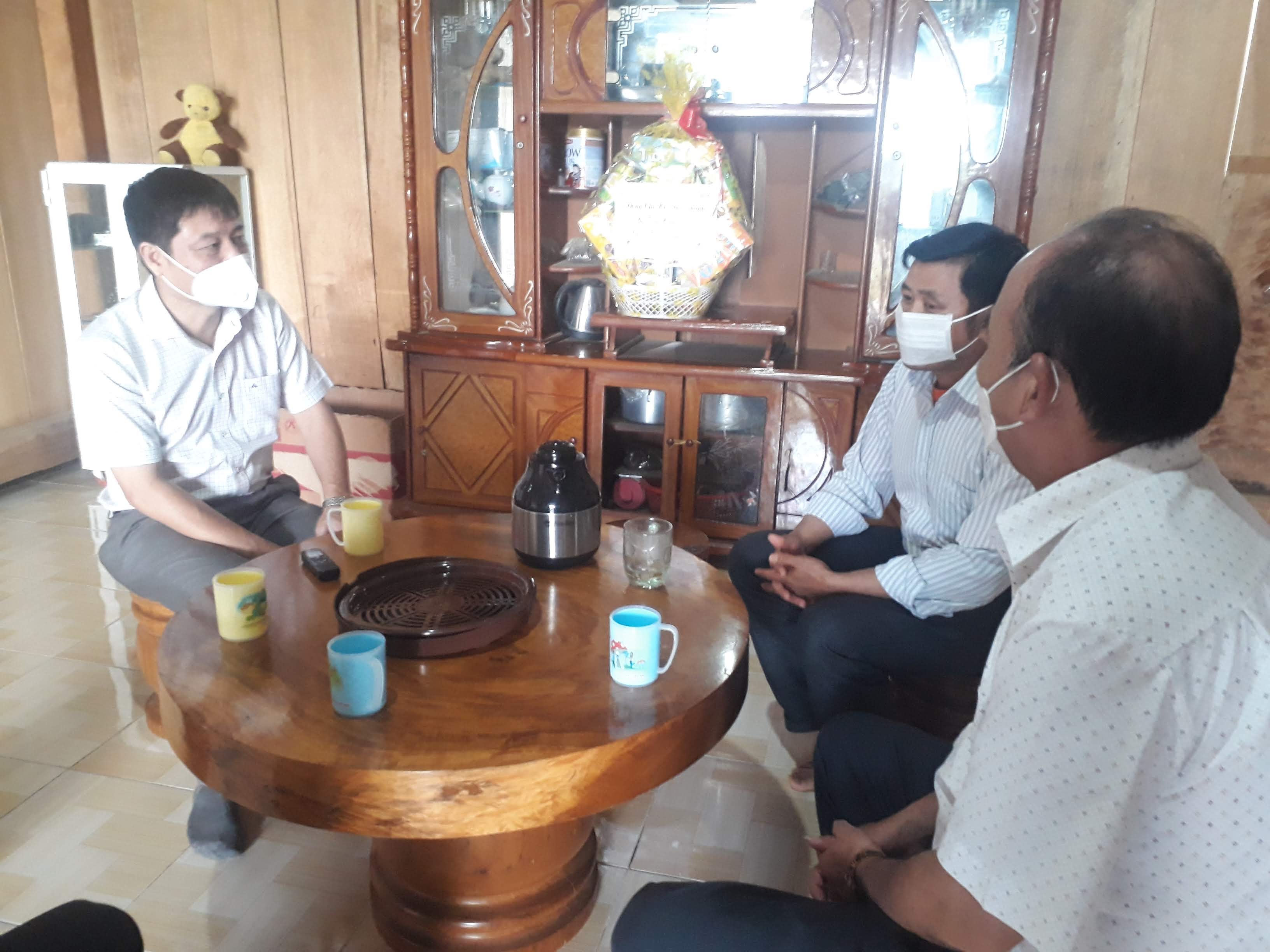 Bí thư Huyện uỷ M’Drắk đi thăm, tặng quà già làng, người có uy tín trên địa bàn huyện