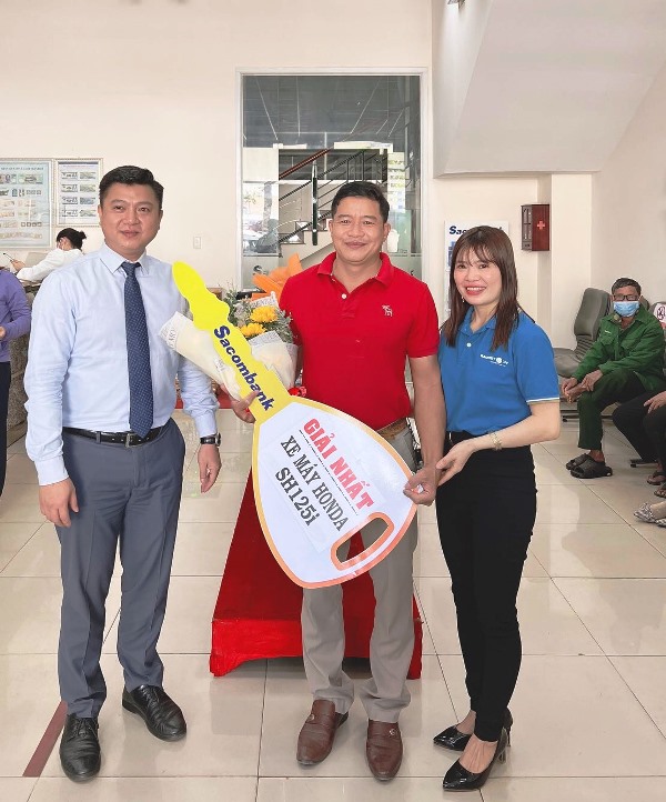 Sacombank chi nhánh Đắk Lắk trao thưởng chương trình “30 vững vàng - rộn ràng tri ân”