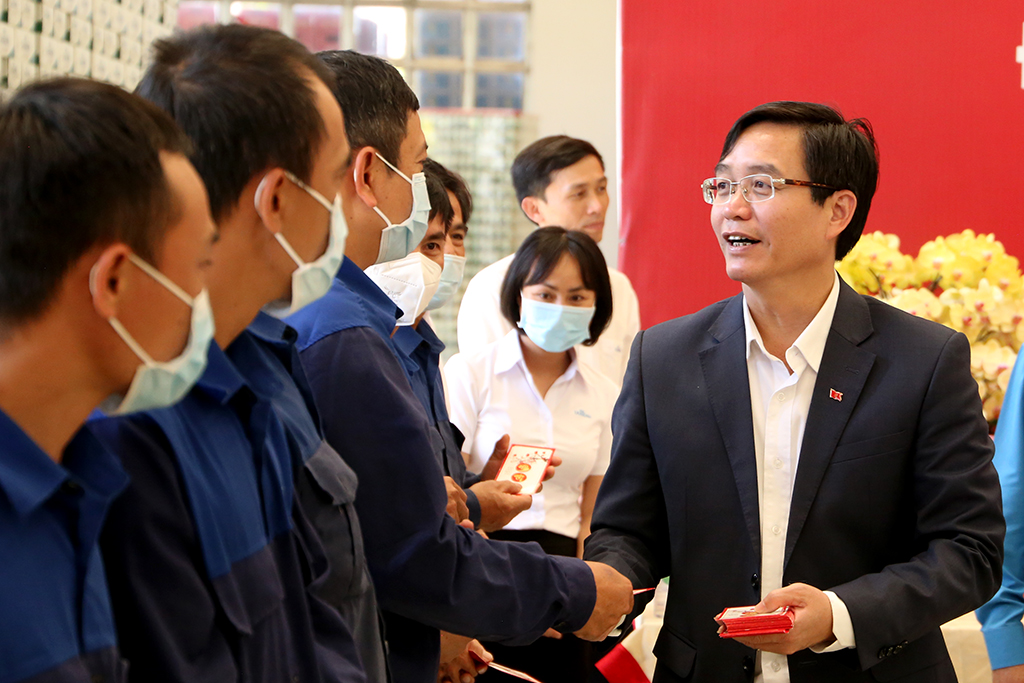 Đoàn công tác của Bí thư Tỉnh ủy thăm, chúc Tết tại Công ty Cổ phần Bia Sài Gòn - Miền Trung