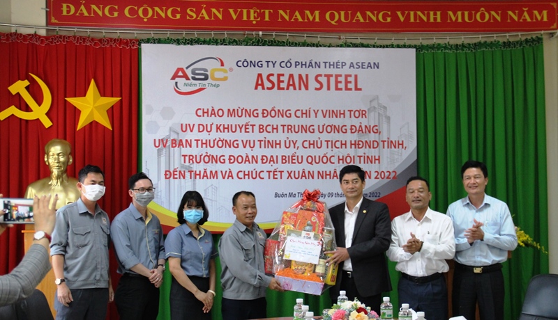 Chủ tịch HĐND tỉnh, Trưởng Đoàn Đại biểu Quốc hội tỉnh Y Vinh Tơr thăm, chúc Tết tại Công ty Cổ phần Thép Đông Nam Á