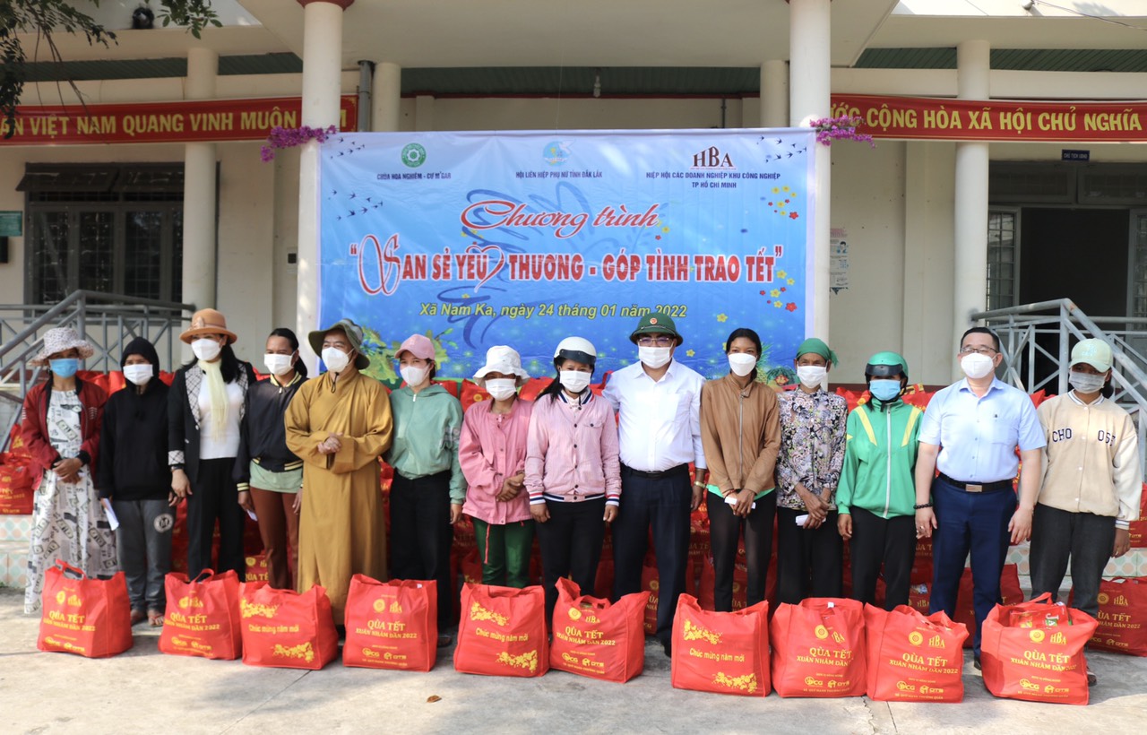 Phụ nữ Đắk Lắk trao hàng ngàn suất quà Tết đến phụ nữ và trẻ em nghèo