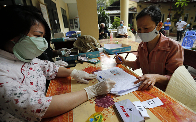 Quyết định về việc phê duyệt danh sách và kinh phí hỗ trợ người lao động ngừng việc gặp khó khăn do đại dịch COVID-19 (đợt 38) trên địa bàn thành phố Buôn Ma Thuột.