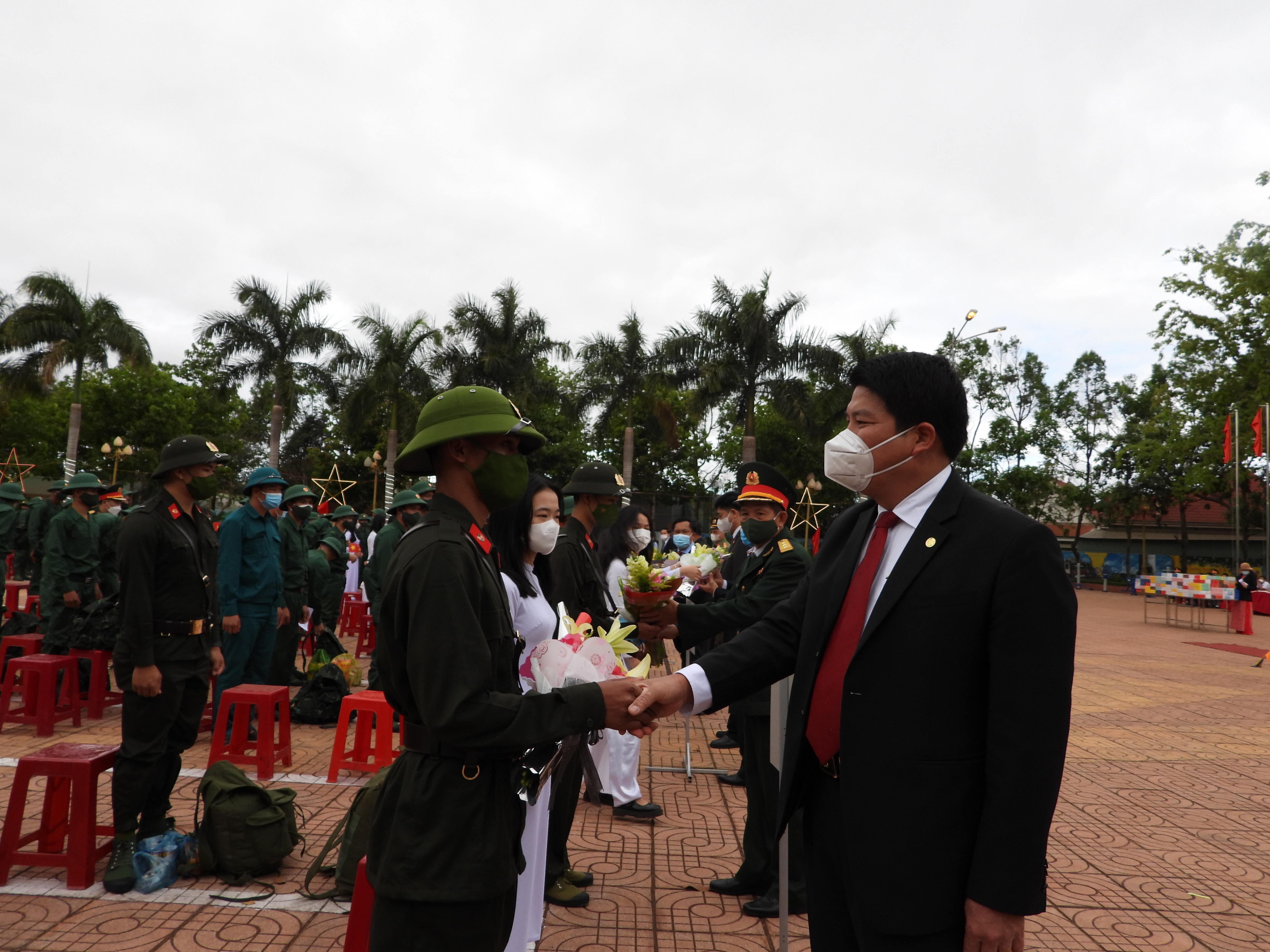 Thanh niên huyện Ea H’leo hào hứng lên đường nhập ngũ