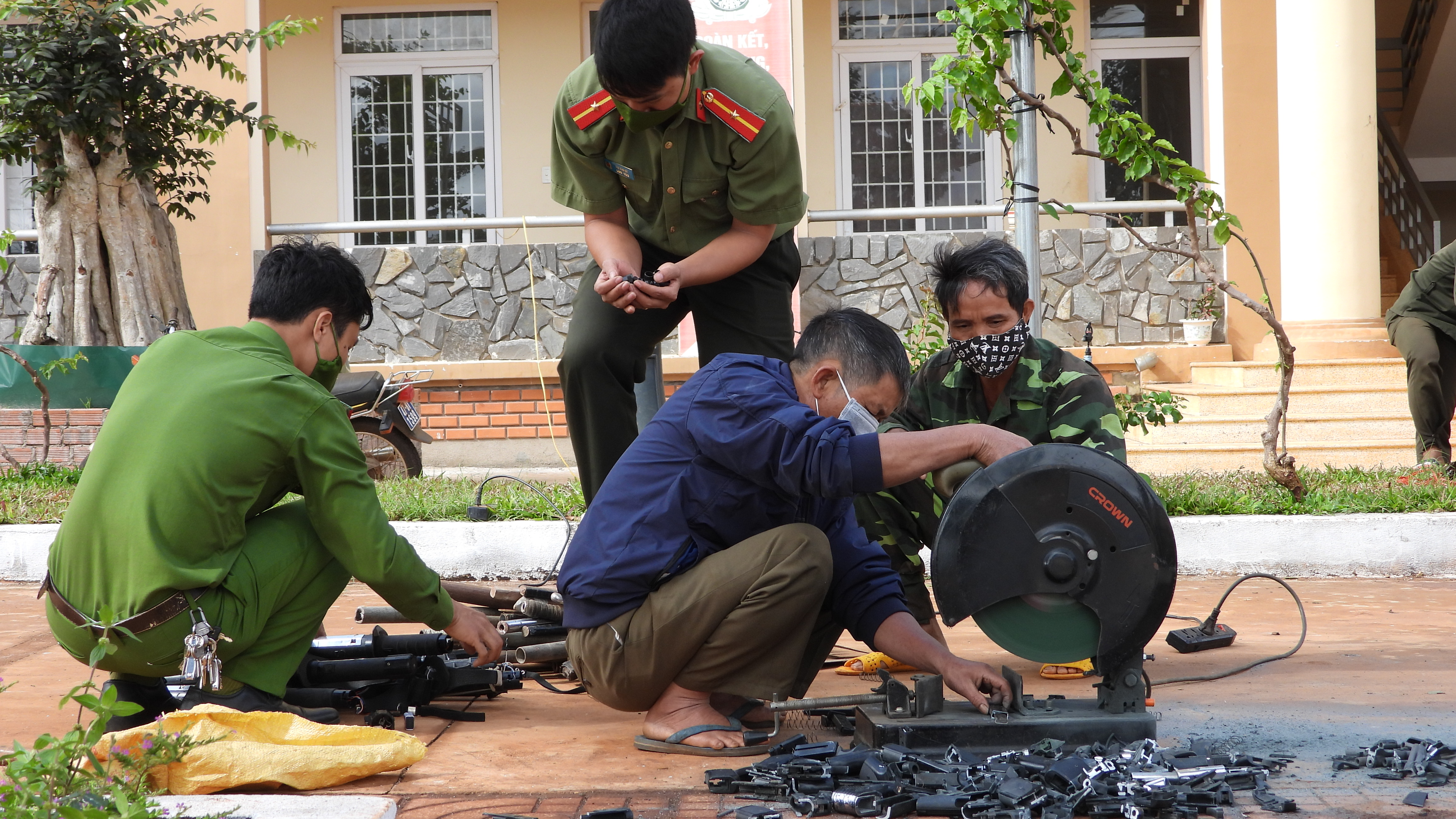 Công an huyện Ea H’Leo tổ chức tiêu hủy vũ khí, vật liệu nổ, công cụ hỗ trợ, pháo và đồ chơi nguy hiểm bị cấm