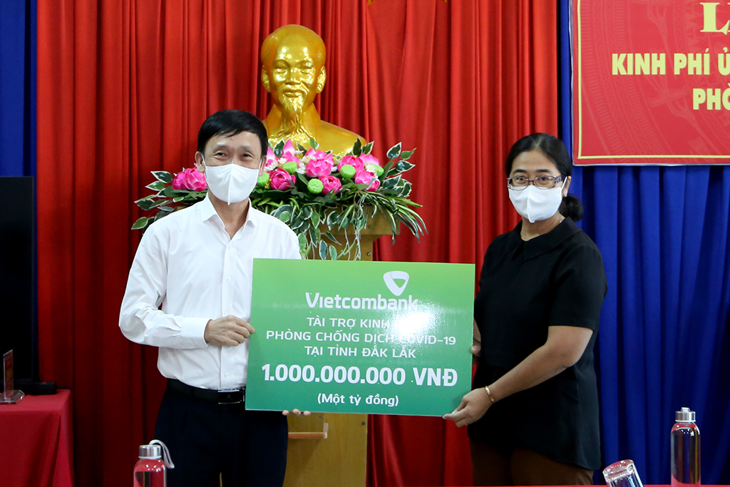 1.2 billion VND and 1,000 treatment medications are donated to support COVID-19 prevention and control