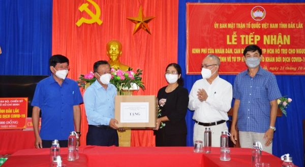 Receiving funds to support workers affected by the Covid-19 pandemic returning from Ho Chi Minh City