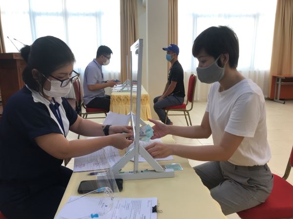 Quyết định về việc phê duyệt danh sách và kinh phí hỗ trợ người lao động tạm hoãn thực hiện hợp đồng lao động, nghỉ việc không hưởng lương gặp khó khăn do đại dịch COVID-19 (đợt 91) trên địa bàn thị xã Buôn Hồ