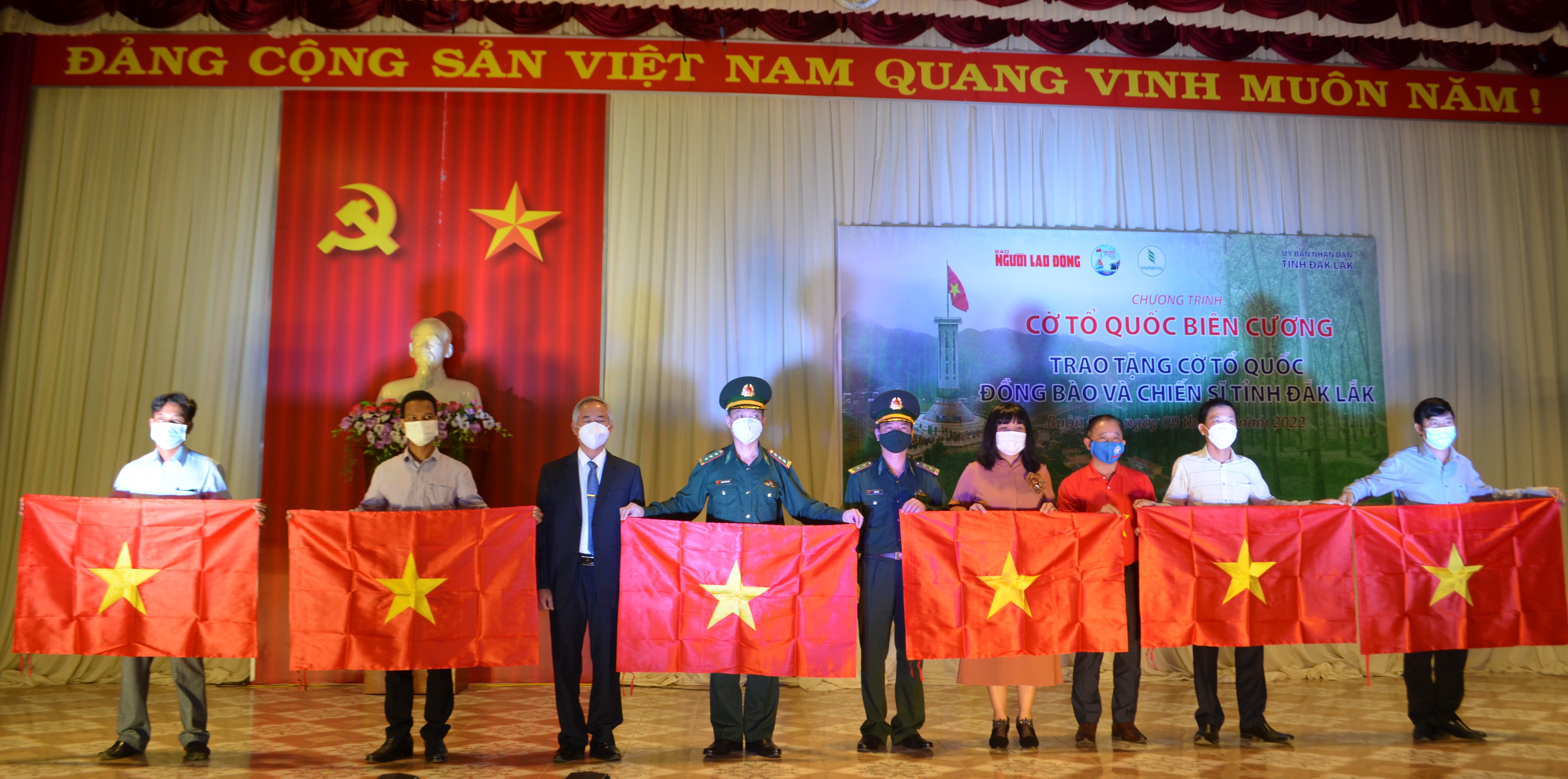 Tặng 10.000 lá cờ Tổ quốc cho đồng bào và chiến sĩ tỉnh Đắk Lắk