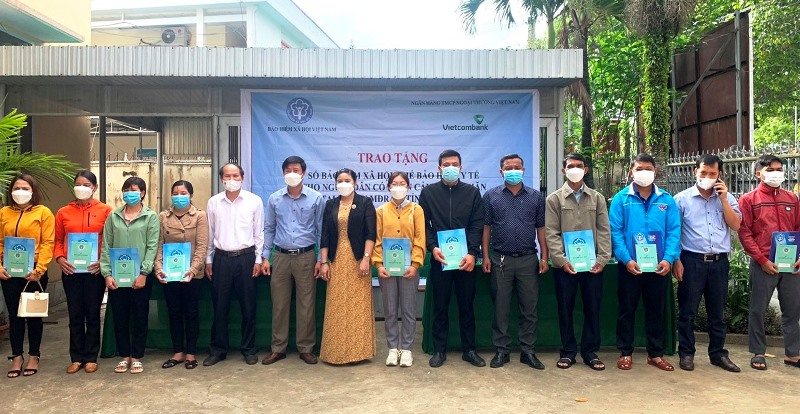 Trao tặng sổ BHXH, thẻ BHYT cho người dân có hoàn cảnh khó khăn từ nguồn hỗ trợ của Ngân hàng Vietcombank