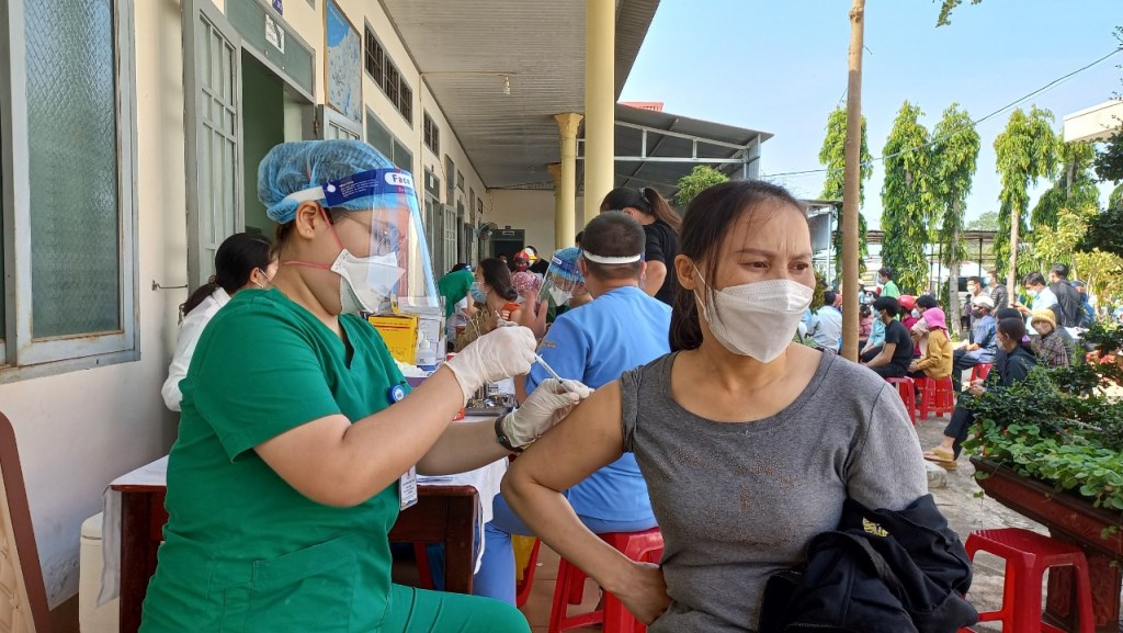 Hơn 1.000 liều vắc xin Pfizer/BioNTech hỗ trợ người dân tại xã Ea Nuôl, huyện Buôn Đôn